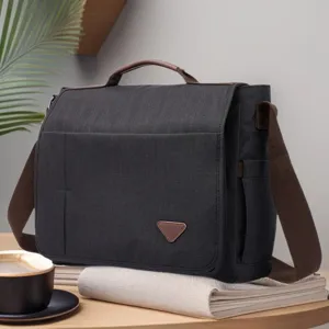 Bolso bandolera de lona impermeable para hombre con correa cruzada y detalles de cuero elegante.