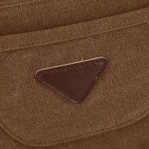 Borsa di tela marrone borsa a tracolla affari dettaglio con toppa triangolare in pelle.