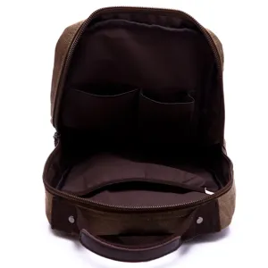 Mochila casual de lona marrón con múltiples compartimentos interiores, cremalleras y asa resistente.