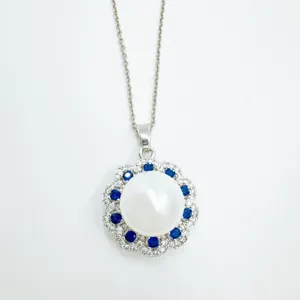 Perlen Blumen Halskette mit weisser Perle blauen Edelsteinen und Zirkon auf Silberchain.