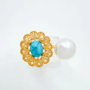 Nahaufnahme Detail des Vintage-Stil Rings mit Türkis, gelben Kristallen und Perle.