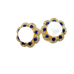 Exquisite Perlen Blumen Ohrstecker mit blauen Edelsteinen und Kristallen, elegantes Golddesign.