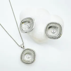 Silberfarbene hohle Sonnenstrahl Anhänger Halskette und passende Ohrringe Schmuckset