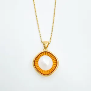 Exdetailierte Ansicht der Perlenkettenanhänger mit edlem Golddesign und orangefarbenem Detail.