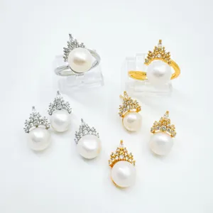 Elegante Juego de Joyas de Cobre Chapado en Oro Con Corona de Strass para Mujer Perla Artificial de Agua Dulce Colgante Pendientes Anillo