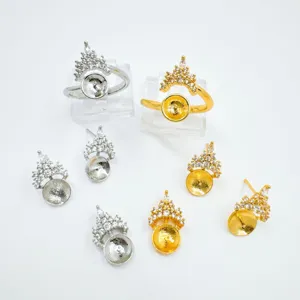 Conjunto de monturas de joyería de corona, anillos y pendientes de plata y oro.