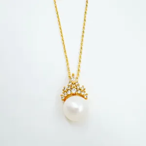 Collar colgante perla corona oro vista de detalle, exquisitos zircones y perla blanca.