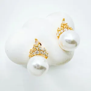 Pendientes de perla con corona chapada en oro y detalles de cristal para estilo elegante.