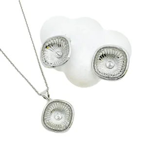 Silberfarbene Kette und Ohrringe Set mit einzigartigem radialen Design und einem zentralen Stein.