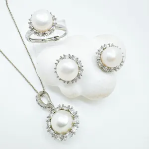 Elegante set di gioielli in perle con anello, orecchini e collana con ciondolo.
