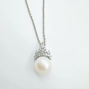 Elegante collar de plata con colgante de perla y engaste de circonitas en diseño de corona.