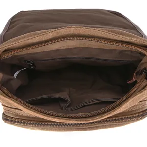 Borsa a tracolla in tela marrone con scomparti interni con zip per uso casual quotidiano.