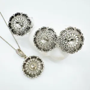 Nahaufnahme von Metall Strass DIY Schmuck Rohling Set Anhänger Ring Ohrringe Zubehör