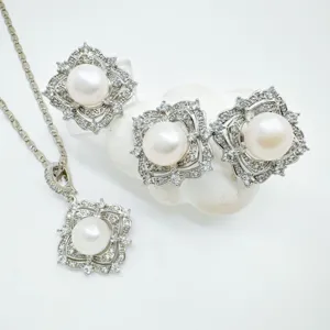Detailaufnahme des eleganten Süßwasserperlen Schmucksets mit Zirkonia Anhänger und Ohrringen.
