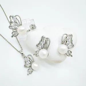 Elegantes Schmetterling Perlen Schmuck Set mit Zirkonia, silberfarbene Kette Ohrringe Ring.