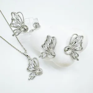 Detailansicht des Schmetterling Schmucksets mit glänzenden Zirkon Kristallen, Kette und Ring.