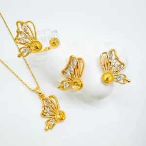Vergoldetes Schmetterlings Schmuck Set mit hellen Steinen perfekt fuer DIY Projekte