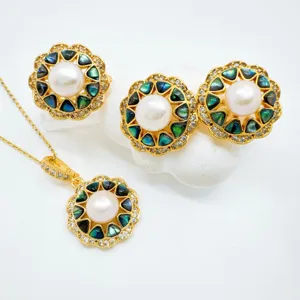 Nahaufnahme des DIY Perlenschmuck Zubehörs mit edler Muschel und vergoldeter Blumenfassung.