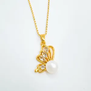 Nahaufnahme der eleganten goldenen Schmetterling-Halskette mit funkelnden Steinen und Perle.