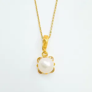 Collar con colgante de perla chapado en oro detalle de cadena fina y hermoso diseño floral.