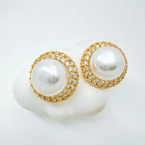Elegante vergoldete Perlen Strass Ohrringe Detailansicht, funkelnde Zirkonia Ohrstecker.