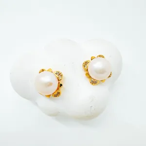 Elegantes pendientes de flor de perla chapados en oro con circonita, estilo elegante.