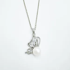 Detailansicht der Schmetterling Perle Anhänger Kette, funkelnde Zirkonia und glänzende Perle.