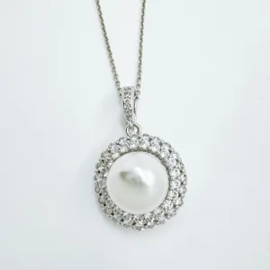 Elegante Perlen-Anhänger Halskette mit glitzerndem Zirkonia-Halo und silberner Kette.