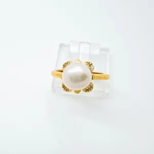 Vista detallada del anillo de perlas chapado en oro con engaste floral de circonita, joya.