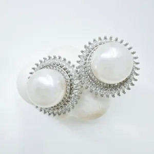 Elegantes pendientes de perlas con deslumbrantes halos de circonita en diseño de lujo.