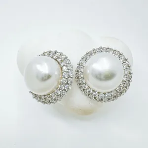 Elegante Perlen Kristall Cluster Ohrringe Detailaufnahme mit funkelnden Strasssteinen Perle.