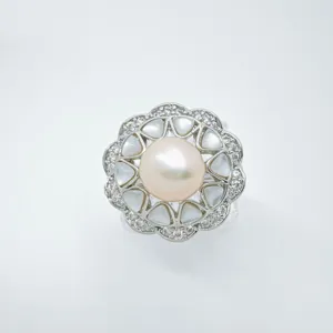 Exquisite Blumen Perlen Ringfassung mit Perlmutt und glitzernden Zirkonia Steinen.