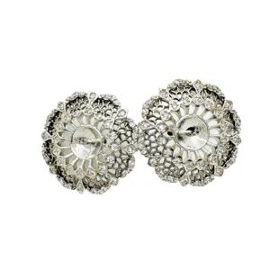 DIY Perlen Schmuck Rohling mit filigranem Blumendesign, Paar glänzende Metallfassungen.