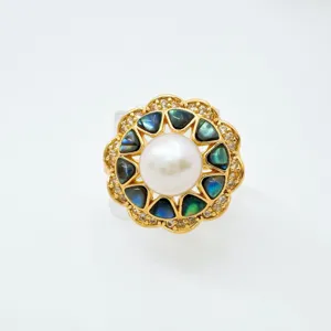 Nahaufnahme eines DIY Gold Blumen Ring Rohlings mit Perle und bunten Abalone Muschel Einlagen.