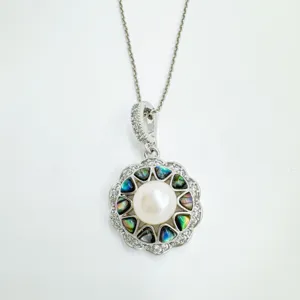 Nahaufnahme Detail der Silber Perle und Abalone Muschel Anhänger Halskette mit Kristallen.