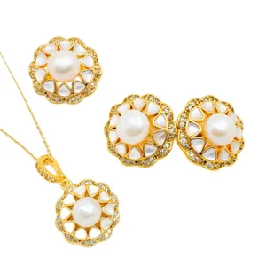 Elegantes vergoldetes Perlen- und Perlmuttblumen Schmuckset mit Anhänger und Ohrringen.