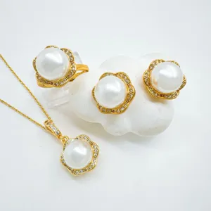 Elegantes 18K vergoldetes Perlen Schmuckset mit Blumen Halskette Ring Ohrringen.