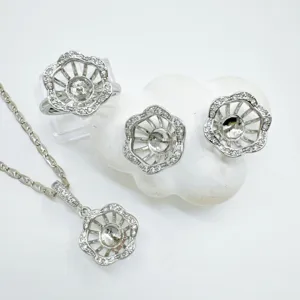Silberfarbenes Blumen Schmuck Rohling Set Detail mit Ring Ohrringen und Kettenanhänger Fassungen.