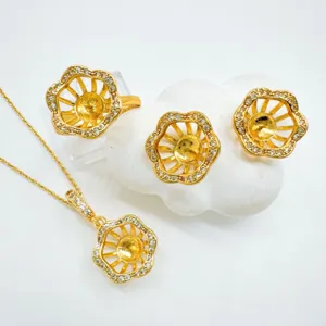Vergoldetes DIY Schmuckrohling Set in Blumenform mit glitzernden Steinen fuer Perlenfassungen.
