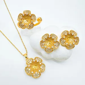 Elegantes vergoldetes Blumen Schmuckset mit Halskette, Ohrringen und glänzenden Zirkonia.