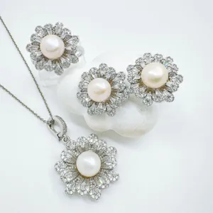 Elegantes Perl Blumen Zirkon Schmuckset mit Halskette Ring und Ohrringen für Damen.
