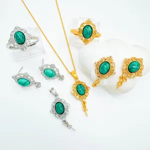 Vintage Palast Stil gruener Stein Schmuck Set mit Ring, Ohrringen, Halskette und Anhaenger.