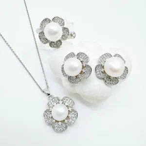 Perlen Blumen Schmuckset mit Halskette, Ring und Ohrringen mit glitzernden Zirkoniasteinen.