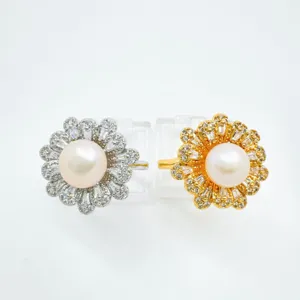 Elegantes Perl-Blumen-Ring-Set mit funkelnden Zirkonia-Steinen in Gold- und Silber-Optik.