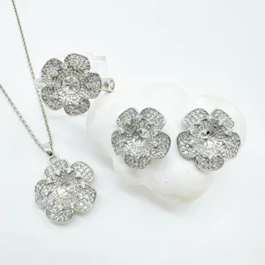 Silberfarbenes florales Schmuckset mit glitzernden Zirkonsteinen, Halskette und Ohrringen.