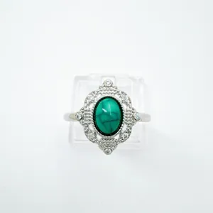 Detailansicht des Vintage-Palast-Grünsteinrings mit exquisitem Kristallrand & Metall.