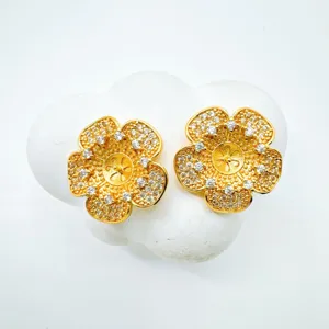Vergoldete Blumen Anhänger DIY Schmuck Zubehör mit funkelnden Kristallsteinen.