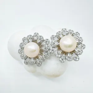 Nahaufnahme der luxuriösen Perlen und Zirkonia Blumenschmuck Details mit glitzernden Kristallen.