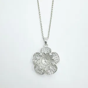 Silberfarbene Blumenkettenanhänger Halskette mit funkelnden Zirkoniasteinen für elegante Damen.