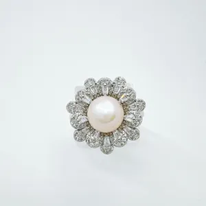 Detailansicht des exquisiten Blumen-Perlenrings mit Mikropaved-Zirkon und Perlenbesatz.